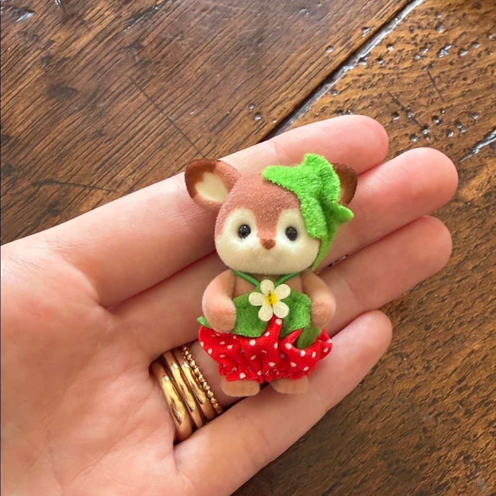 Calico Critters very berry babies Aster brand new